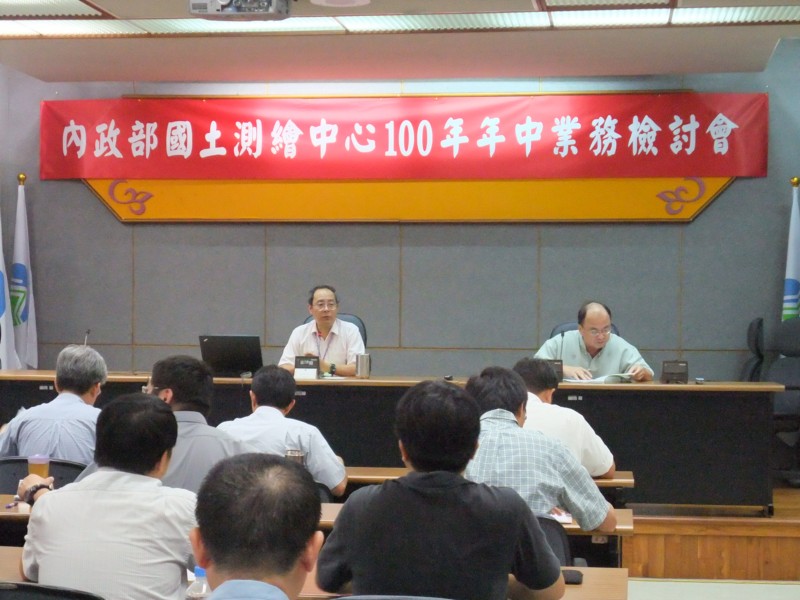 The director of NLSC, Jeng – Lun Liu, presided at the meeting.jpg