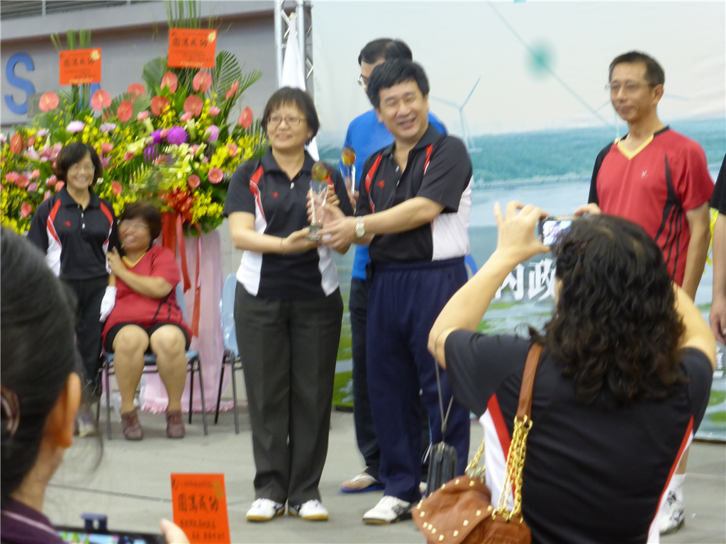 主管桌球團體組榮獲第5名內政部游明宗代表領獎.jpg