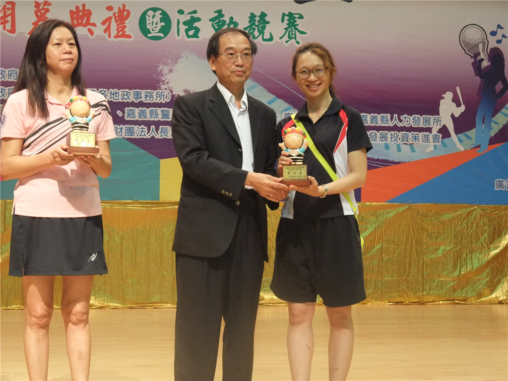 桌球女子甲組榮獲第6名曾鈺懿代表領獎.jpg