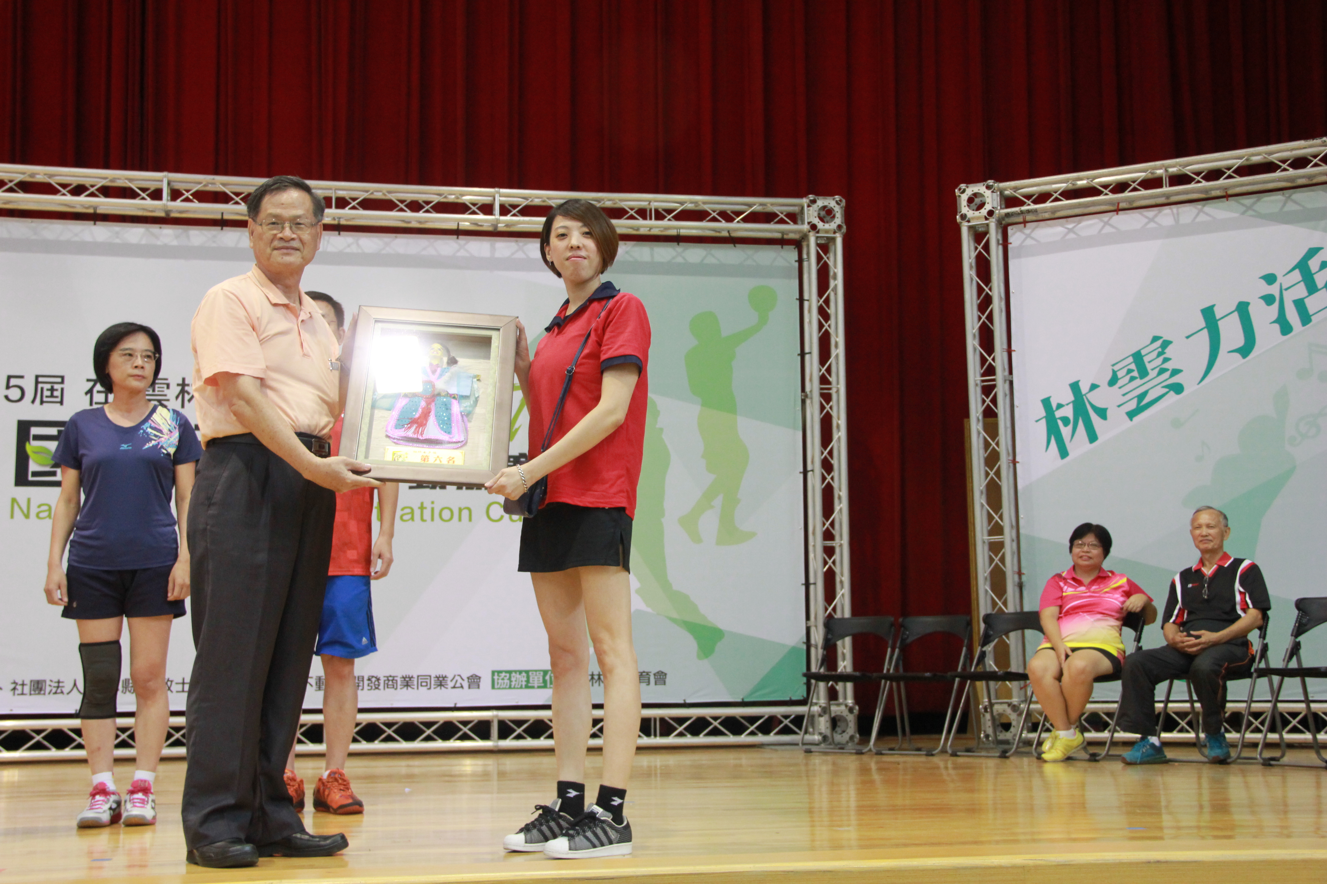羽球女子乙組榮獲第6名本中心黃惠芬代表領獎